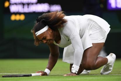 Serena Williams muestra dolor tras sufrir una dolencia en su tobillo.