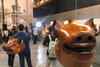 El Museo Nahim Isaías acoge una parte de las creaciones de la Bienal Nómades, como ‘Soy un puerco y los demás también’.