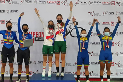 Dayana Aguilar y Miryam Núñez (d) en el podio del Campeonato Panamericano de ciclismo de pista.