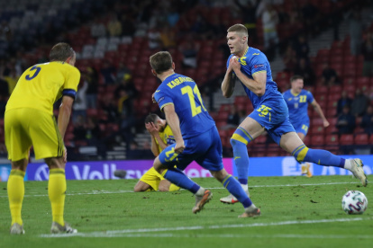 El atacante Artem Dovbyk (d) celebra luego de marcar el tanto de la clasificación.