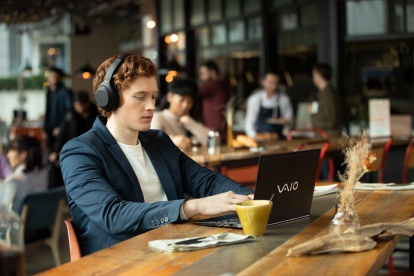 Ofrece 30 horas de reproducción con la cancelación de ruido habilitada y 38 horas con la función desactivada.