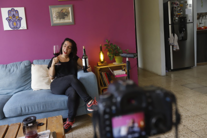 Bethania en un trascámaras de uno de sus videos, en la sala de su casa.