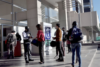 Institución. Ayer, en el edificio matriz de la Contraloría, en Quito, los funcionarios hacían fila para ingresar a sus labores.