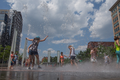 Muchas personas se refrescan en una piscinas debido a la ola de calor. / EFE