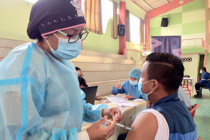 Los trabajadores de las empresas de áreas estratégicas ya han recibido la vacunación contra la Covid-19. En la imagen, personal de CNEL de la provincia de Santa Elena.