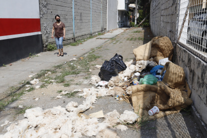Los peatones caminan por los callejones olvidados y peligrosos con mucha precaución para no ser violentados.