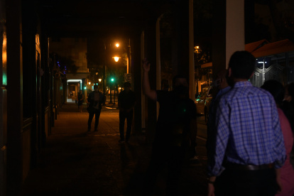 Las autoridades del Municipio de Guayaquil recorren el  centro de la urbe para ver los portales que están a oscuras.