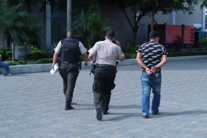 El padre que fue procesado por asesinar a su hija de seis meses de edad es trasladado por la Policía Nacional a dar declaraciones a la Fiscalía.