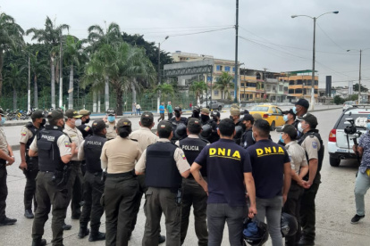 Un grupo de policías se organizan antes de empezar un operativo.