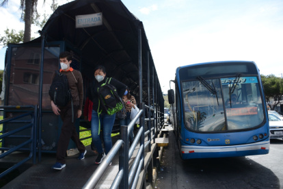 En Seminario Mayor funcionan paradas con lonas dañadas