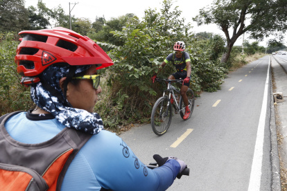 EN LA VIA A LA COSTA RECORRIDO EN LA CICLOVIA VIENDO LA FALTA DE MANTENIMIENTO EN VARIOS TRAMOS DE DICHA CICLOVIA/JIMMY NEGRETE/GUAYAQUIL-ECUADOR