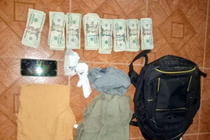 Evidencias. En los allanamientos se incautaron mochilas con dinero.