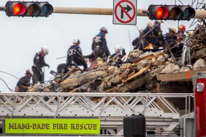 Equipos de rescate trabajan el 30 de junio en el edificio que colapsó parcialmente en Surfside, Florida, EE.UU. EFE/CRISTOBAL HERRERA-ULASHKEVICH
