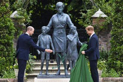 Los hermanos inauguraron el monumento situado en el palacio de Kensington.