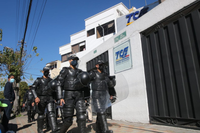 Seguridad. Policías antimotines llegaron a resguardar las instalaciones del organismo.