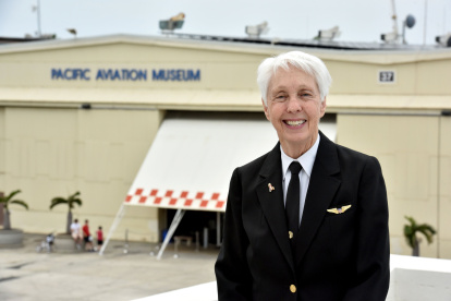 Fotografía cedida por el Museo de Aviación de Pearl Harbor donde aparece la experimentada piloto Wally Funk, de 82 años, considerada la primera instructora de vuelo estadounidense de la historia.