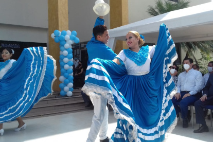 El grupo  folclórico Huancavilca de la  Facultad de Educación Física deleitó con un baile típico.
