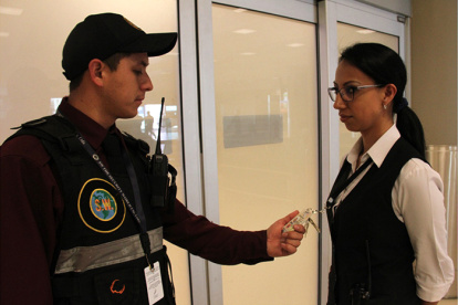 Un guardia de seguridad, haciendo su trabajo en el aeropuerto de Quito.