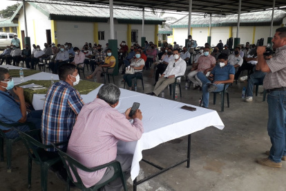 Julio Carchi y Heitel Lozano, dirigentes, durante la Asamblea realizada en América Lomas.
