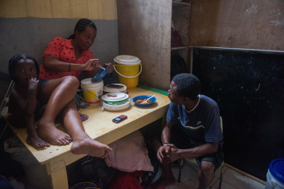 Fotografía de varios desplazados en una escuela de Pétion-Ville, en Puerto Príncipe (Haití).