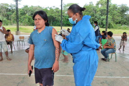 Ecuador vacuna contra la covid a indígenas de zona intangible de la Amazonía.