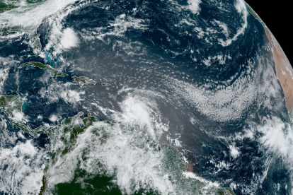 Fotografía cedida por la Oficina Nacional de Administración Oceánica y Atmosférica (NOAA) donde se muestra el estado del clima en el Atlántico hoy a las 10:20 hora local (14:20 GMT).