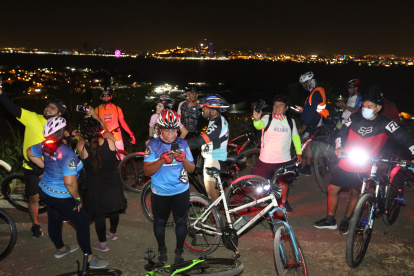 Subida. El arribo al lado este del cerro Las Cabras es de tipo montañoso. Desde arriba se puede ser todo Durán y parte de Guayaquil.