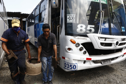 Chequeos. Algunas unidades han debido ceder sus partes buenas para poner funcionales a otras. Una crisis que también se vive en la metrovía.