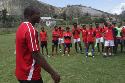 Diego Armando Calderón asiste todos los días al entrenamiento del equipo, buscando el ascenso a la segunda categoría de Pichincha