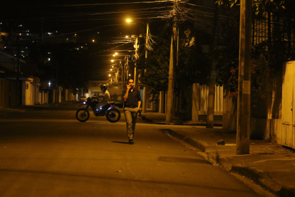 Seguridad. Un ciudadano recibe una llamada y camina por una de las calles solitarias de la ciudadela Miraflores.