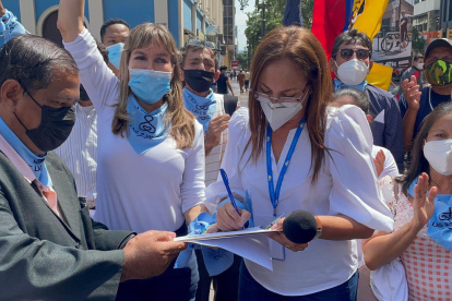Guayaquil. La asambleísta firmó en apoyo de un movimiento provida.