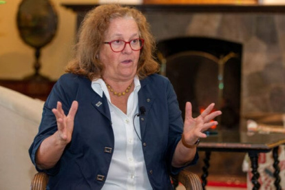 Madrazo ha ejercido como representante de España en Costa Rica y Níger. Fue cónsul en Bogotá y encargada de Asuntos Culturales y Consulares en la Embajada española en Guatemala. Licenciada en Geografía e Historia.