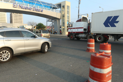 El paso peatonal. Entre vehículos grandes y pequeños, a diario los peatones intentar cruzar hacia la vereda de al frente