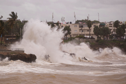 Elsa deja dos víctimas mortales a su paso por el sur de República Dominicana.