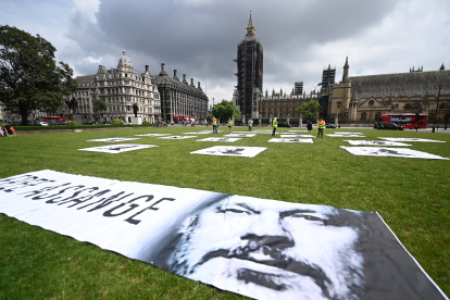 Simpatizantes de Assange piden su liberación con carteles.