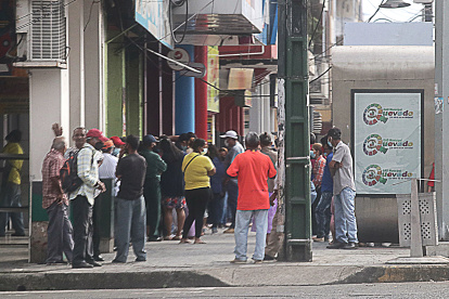 Retiros. Las personas sacan sus ahorros para invertir en Big Money.