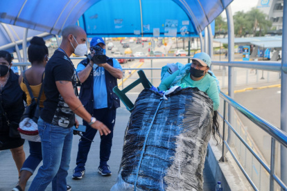 Los vendedores se instalan en las zonas y dificultan el tránsito de la ciudadanía.