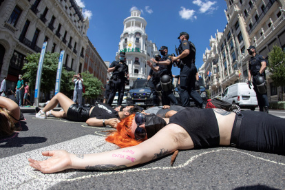 MADRID. Activistas de Extinction Rebellion protestan por la Gran Vía, en Madrid, para exigir que el Ecocidio sea reconocido como crimen internacional, este viernes.