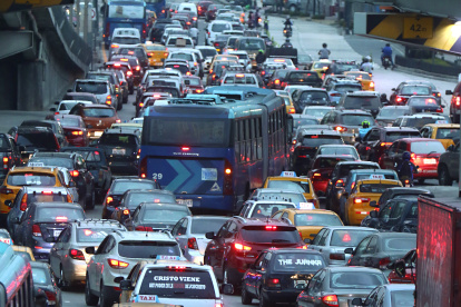 Congestionamiento. El hecho de que en Guayaquil, en la foto, se haya priorizado al vehículo y no al peatón, a decir de los consultados, ha caotizado la ciudad. A diario las calles lucen abarrotadas de autos, sin tener carriles o espacios seguros para el peatón o ciclista.