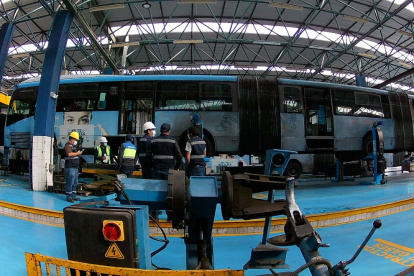Talleres. En el centro de mantenimiento de El Recreo, el personal se entrena para reparar y operar las unidades que llegarán a partir del 2022.