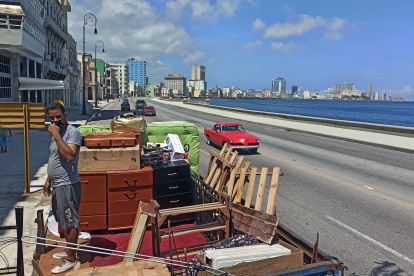 Residentes en las zonas bajas del Malecón habanero evacuan ante la llegada de la Tormenta tropical Elsa, hoy en La Habana (Cuba).