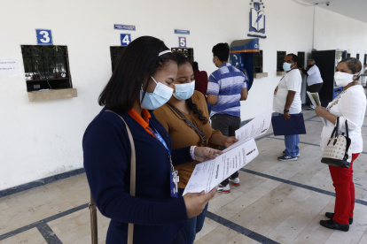 Varios profesionales están contentos por haber recibido su título, otros aún  esperan el documento.