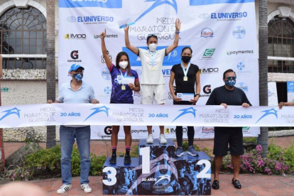 Rosalba Chacha (c) junto a Graciela Morocho (d) y Andrea Terán.