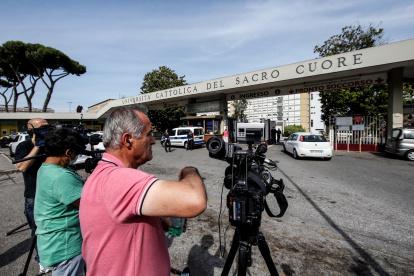 Roma. Tras conocerse del traslado al hospital Policlínico Gemelli, decenas de periodistas se apostaron en los alrededores de este centro médico para esperar noticias del papa.
