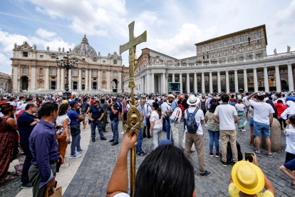 Roma. Cientos de feligreses asistieron la mañana de ayer al rezo dominical del Angelus, en la plaza de San Pedro del Vaticano, que fue presidido por Francisco.