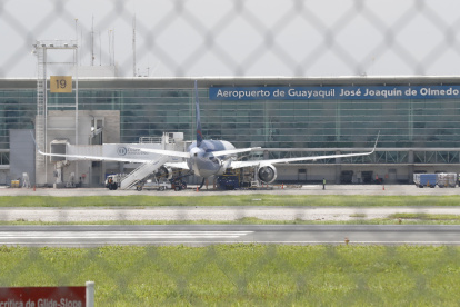 Referencial. La pista del aeropuerto de Guayaquil fue bloqueada el 18 de marzo de 2020, por camionetas de la ATM.

/GUAYAQUIL- ECUADOR/ ALEX LIMA / EXPRESO