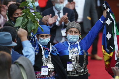 Elisa Loncón (d), constituyente mapuche, fue electa presidenta de la Convención Constitucional.
