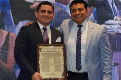 Ibáñez (i) durante el acto de su primer año de gestión.