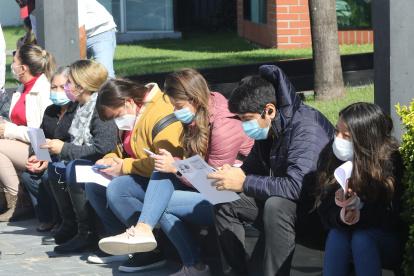 Jóvenes mayores de 18 años acuden a los centros de vacunación hoy en Santa Cruz (Bolivia).