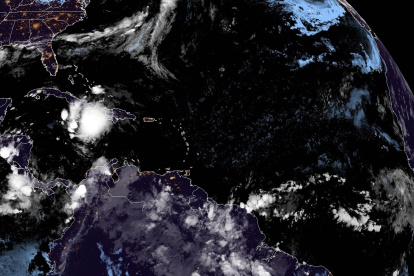 Imagen satelital cedida este domingo por la Oficina Nacional de Administración Oceánica y Atmosférica (NOAA) en la que se registró la ubicación de la tormenta tropical Elsa.